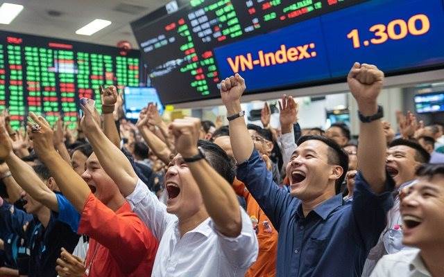 VN-Index vượt 1.300 điểm, cao nhất gần 1.000 ngày, nhà đầu tư chứng khoán “vỡ oà” sung sướng