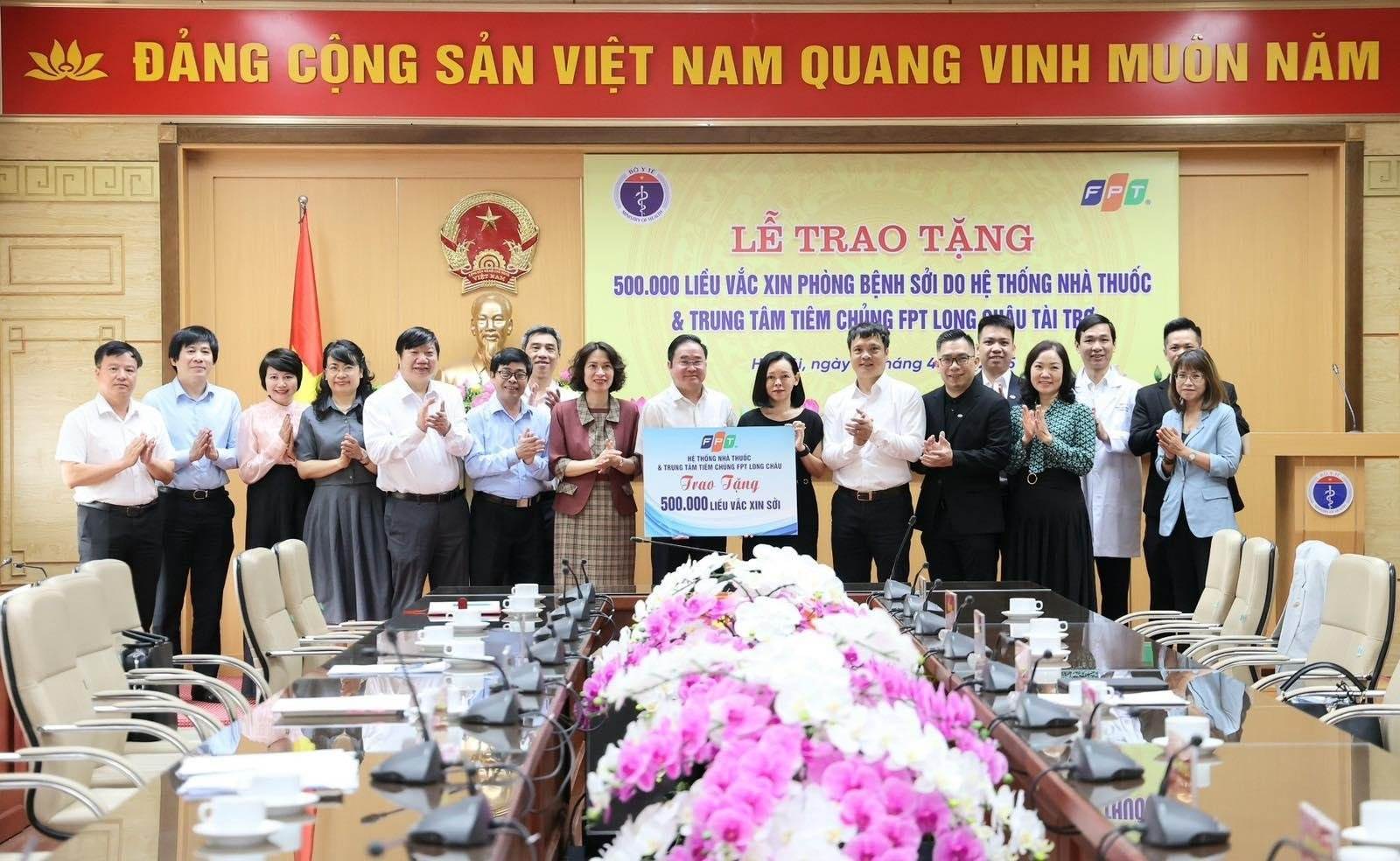 Bộ Y tế tiếp nhận 500.000 liều vắc xin sởi do FPT Long Châu trao tặng