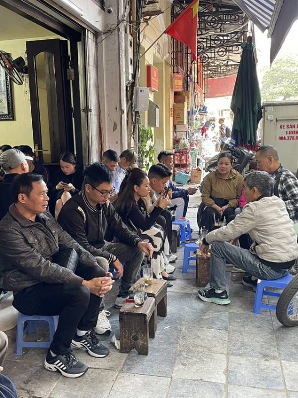 Hé lộ một quán cà phê nằm trong phố cổ Hà Nội là nơi tụ họp của nhiều “sói già” chứng khoán
