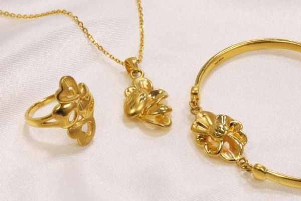 Vàng tây là gì? Nên mua vàng tây hay vàng ta?