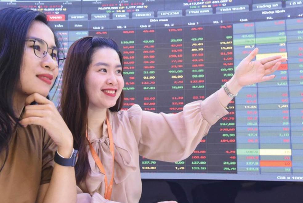 Mua cổ phiếu chờ chốt lời sau tết