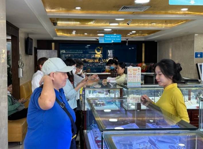 Các cửa hàng kinh doanh vàng mở cửa ngày nào?