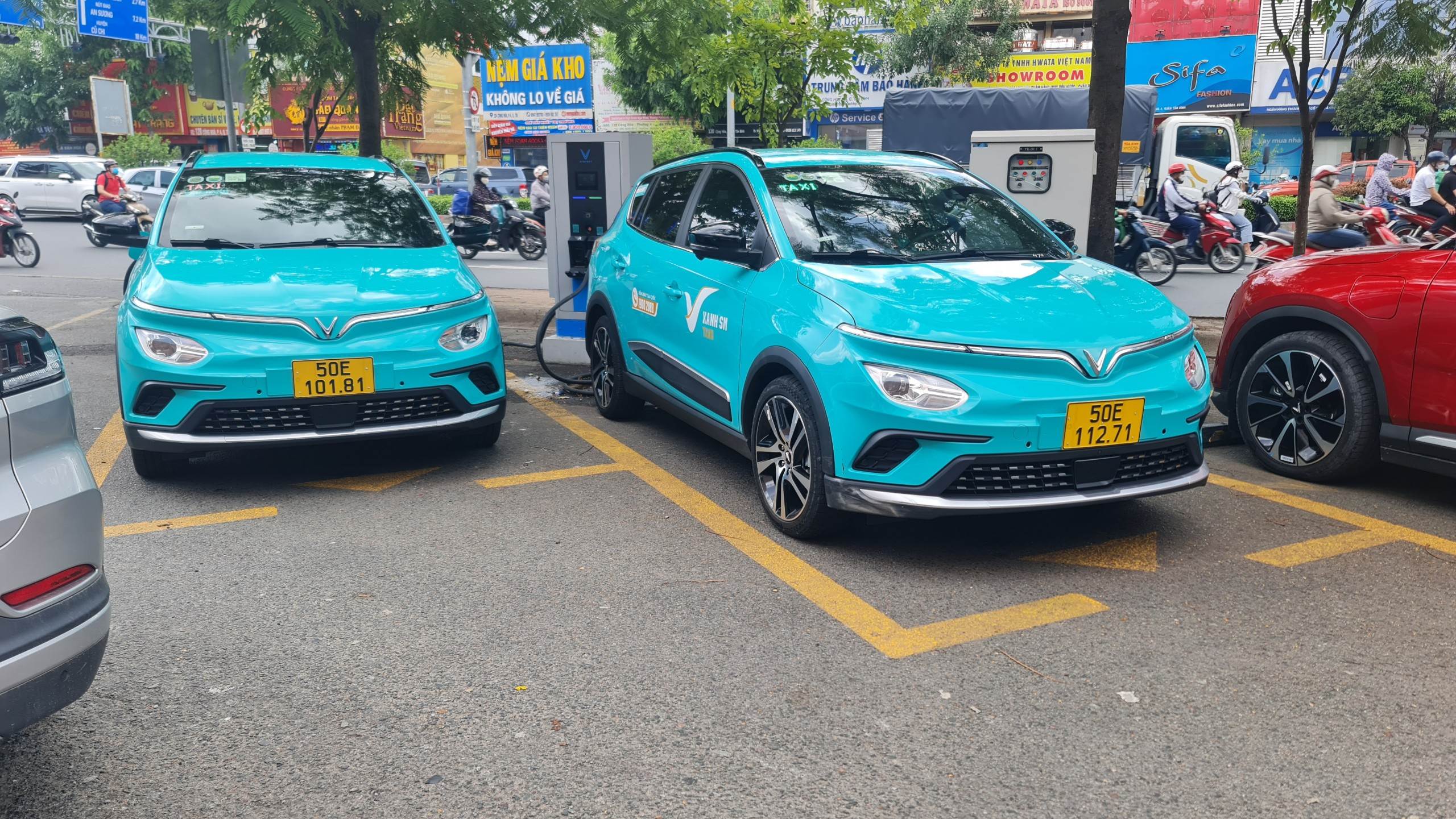 Công ty của tỷ phú Phạm Nhật Vượng vừa ra mắt công nghệ sạc đột phá giúp nâng công suất, rút ngắn đáng kể thời gian sạc