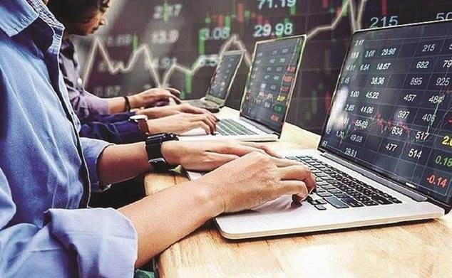 Phiên 12/2: Khối ngoại mạnh tay bán ròng hơn 400 tỷ đồng, cổ phiếu nào bị “xả” mạnh nhất?