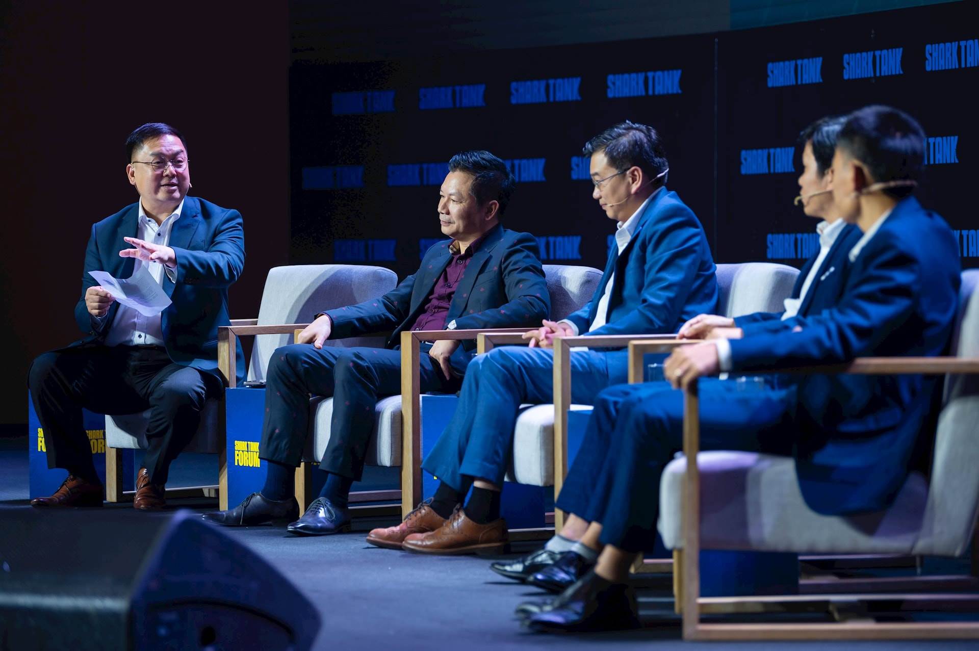 “Em thất nghiệp đã lâu, chưa biết AI, có cách nào giúp em không?”: Ông Hoàng Nam Tiến, Shark Hùng Anh cùng than khó!
