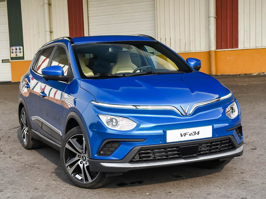 Xe khách mất lái văng đuôi vào VF e34, dân mạng thấy gì mà nói “sẽ mua xe VinFast”?