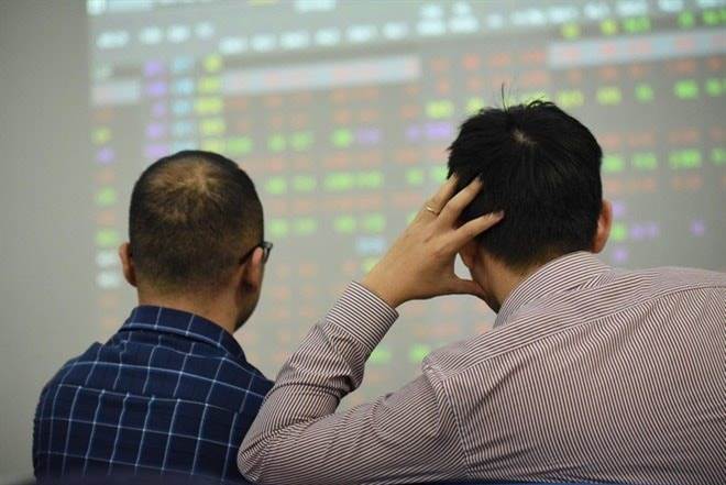 Tiền vào chứng khoán bất ngờ xuống thấp nhất 1,5 tháng, nhà đầu tư đang lo ngại điều gì?