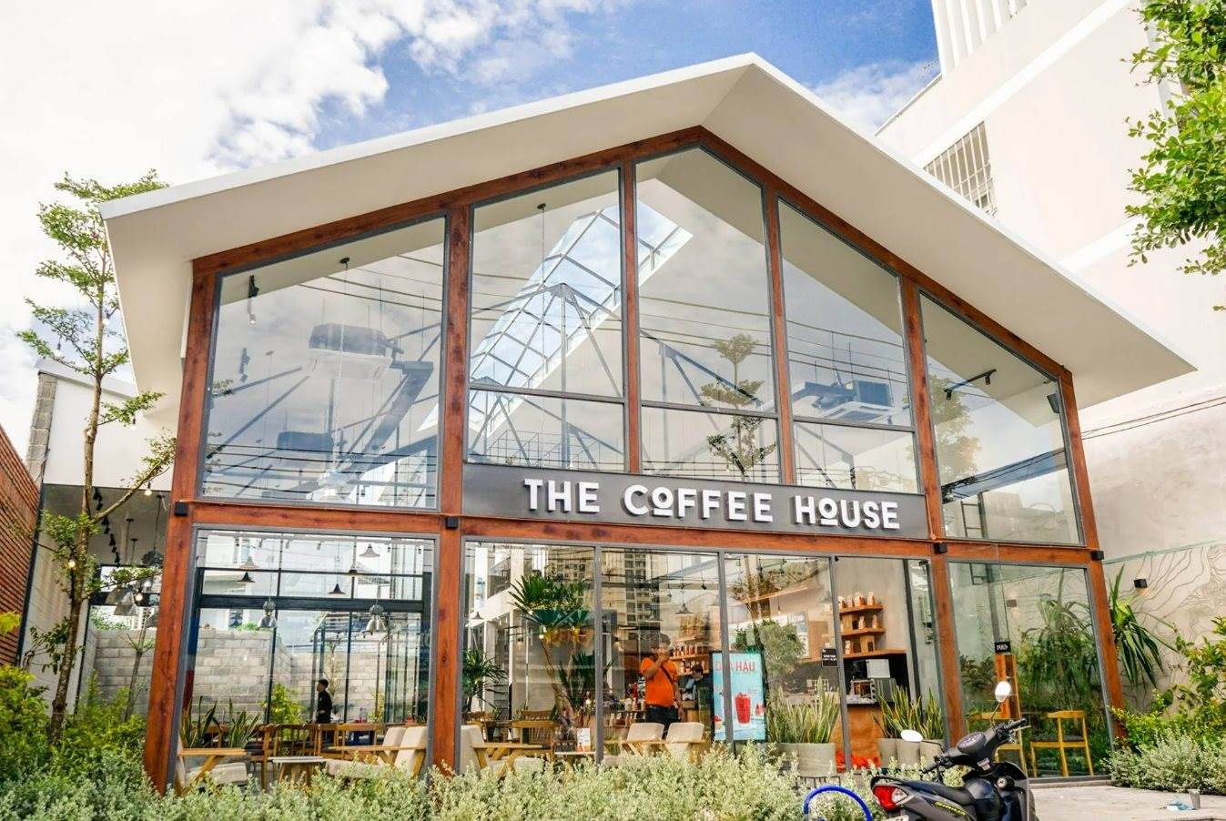 Từng được định giá hơn 1.000 tỷ, The Coffee House đã về tay Golden Gate với giá chỉ bằng 1/4 sau nhiều năm lỗ triền miên