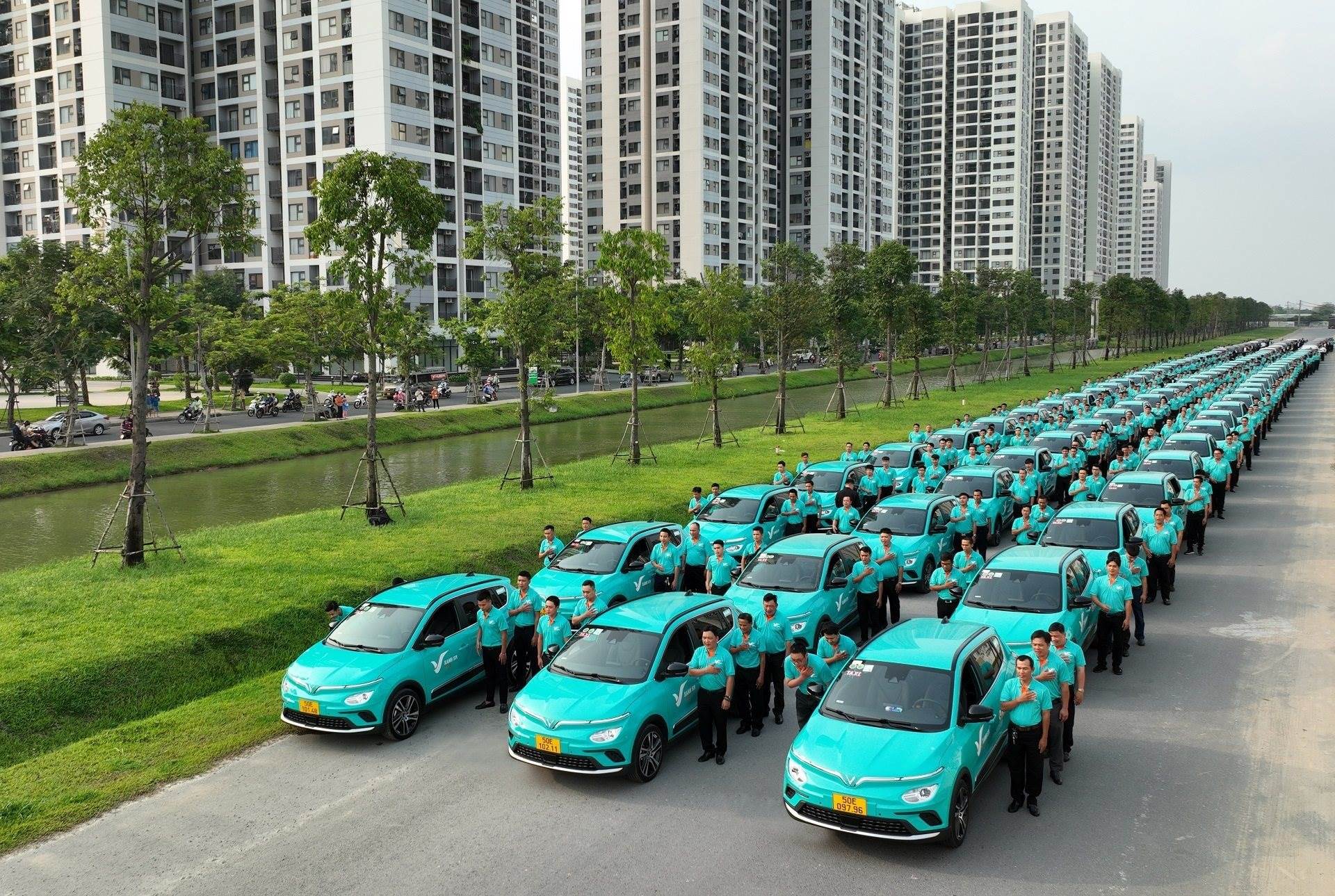 VIC: Hãng taxi của ông Phạm Nhật Vượng “chơi lớn” chi hơn 16 tỷ cho khách hàng và tài xế, mỗi tuần tặng 1 xe điện VF3