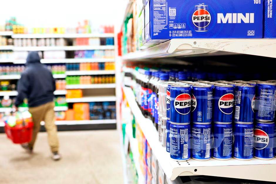 Pepsi thất thế trước Coca: Hậu quả từ chiến lược tập trung làm đồ ăn của hãng giải khát, doanh số đồ uống giảm 32%, đành phải quay về với cuộc chiến ‘Cola’ thập niên 1980