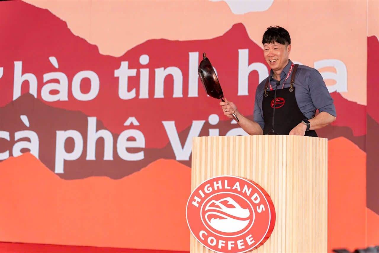 Lần đầu lộ diện trước truyền thông, ‘cha đẻ’ chuỗi cà phê Highlands Coffee David Thái tiết lộ lý do ‘kín tiếng’ suốt gần 3 thập kỷ
