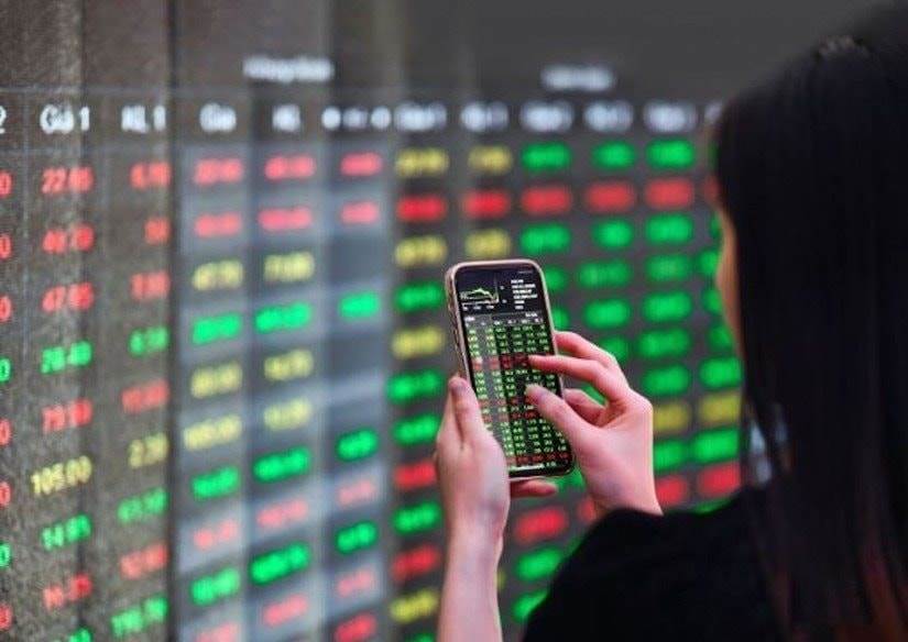 Cổ phiếu SHB tăng trần, cổ phiếu VIC kịch sàn trong ngày VN-Index tiến sát mốc 1.220 điểm