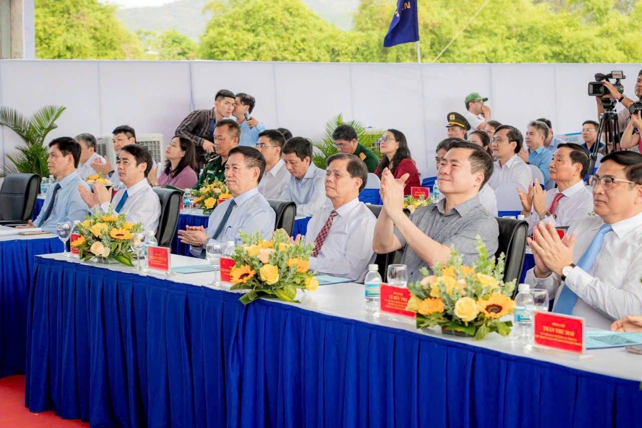 Nhận lệnh Thủ tướng, loạt công trình trọng điểm Cao tốc Vân Phong – Nha Trang, Nhà ga T3… được các công ty xây dựng thi công “thần tốc” vượt tiến độ