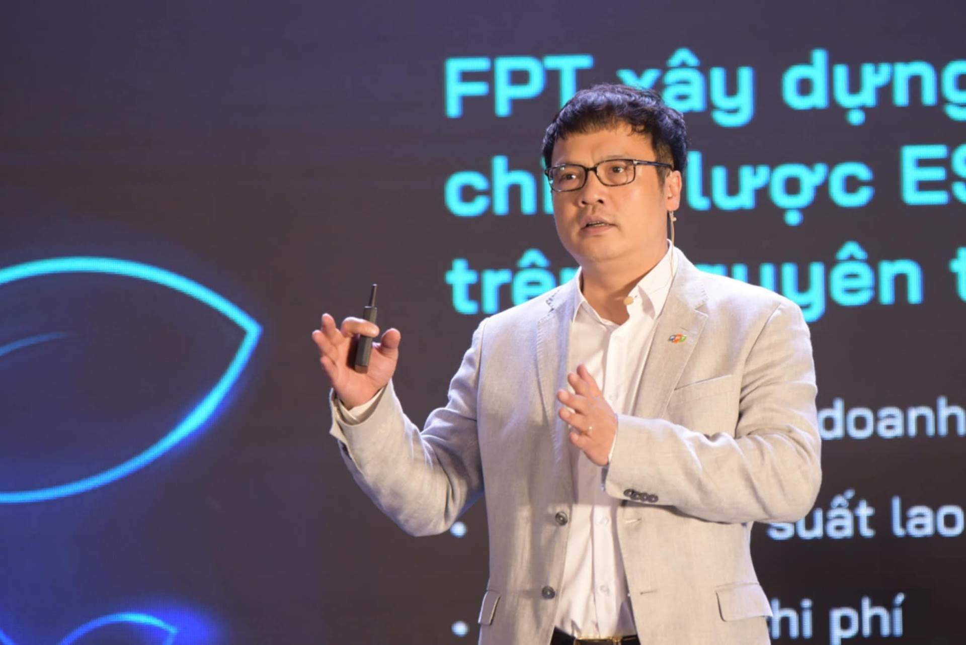 Tổng giám đốc FPT: Anh Trương Gia Bình một năm có đến 90 tiếng lên lớp, tôi có 75 tiếng, không đủ sẽ bị giảm 1/4 lương tháng thứ 13