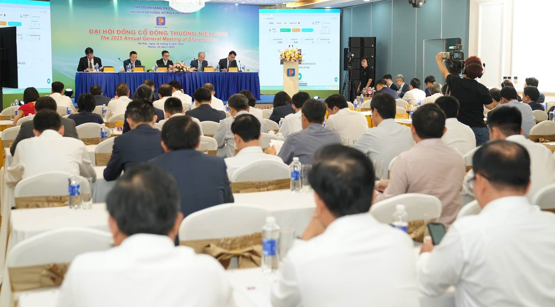 PLX: ĐHCĐ Petrolimex: Doanh thu mất 1.000 tỷ đồng sau biến động giá dầu, cơ hội mở rộng mạng lưới bán lẻ từ việc sáp nhập tỉnh, thành