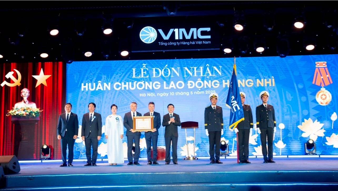 “Ông lớn” ngành cảng và vận tải biển Việt Nam đón nhận Huân chương Lao động Hạng Nhì