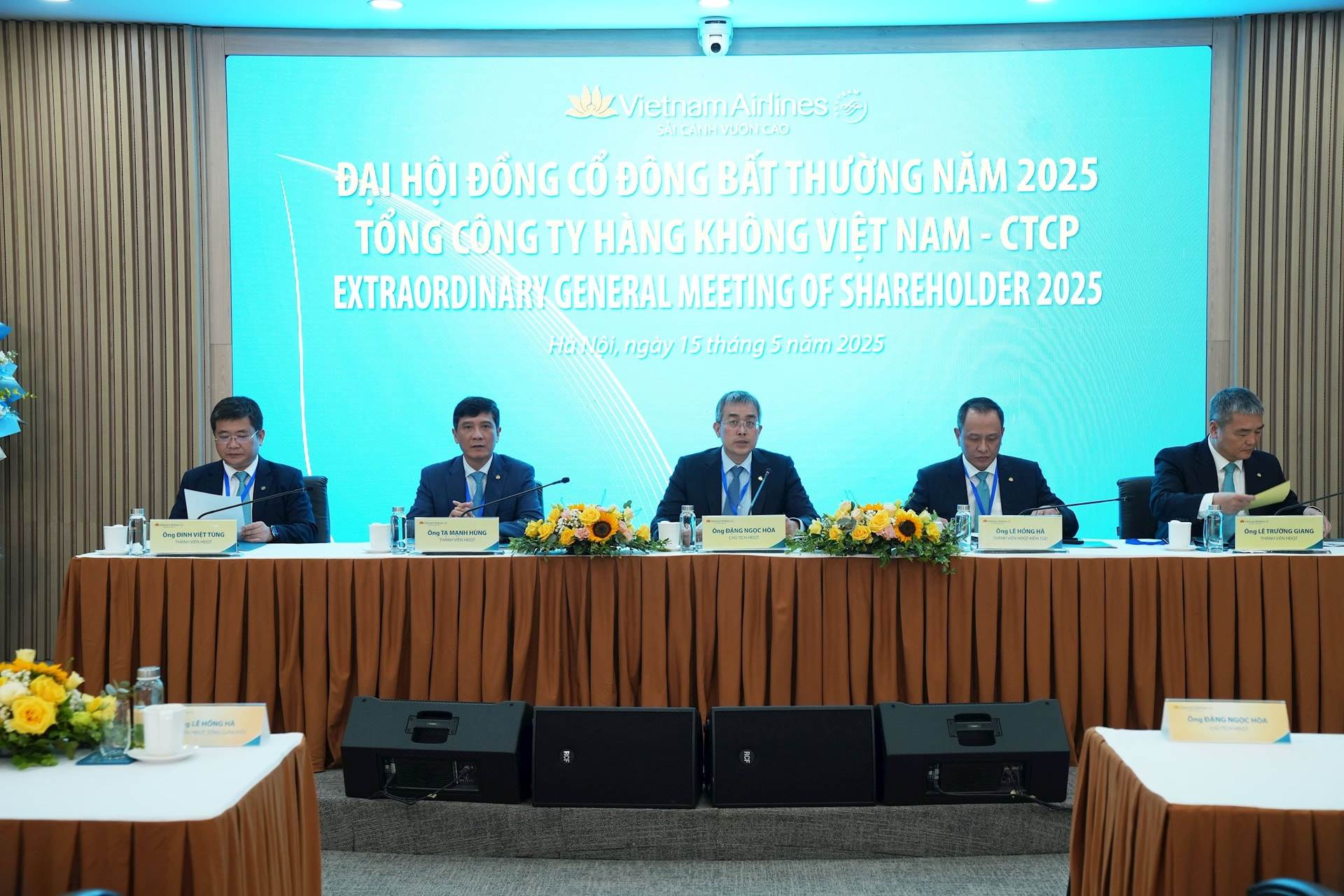 HVN: ĐHCĐ Vietnam Airlines thông qua việc tăng vốn thêm 9.000 tỷ, đầu tư 3,6 tỷ USD mua 50 tàu bay, Chủ tịch tiết lộ đang đàm phán để được nhận sớm
