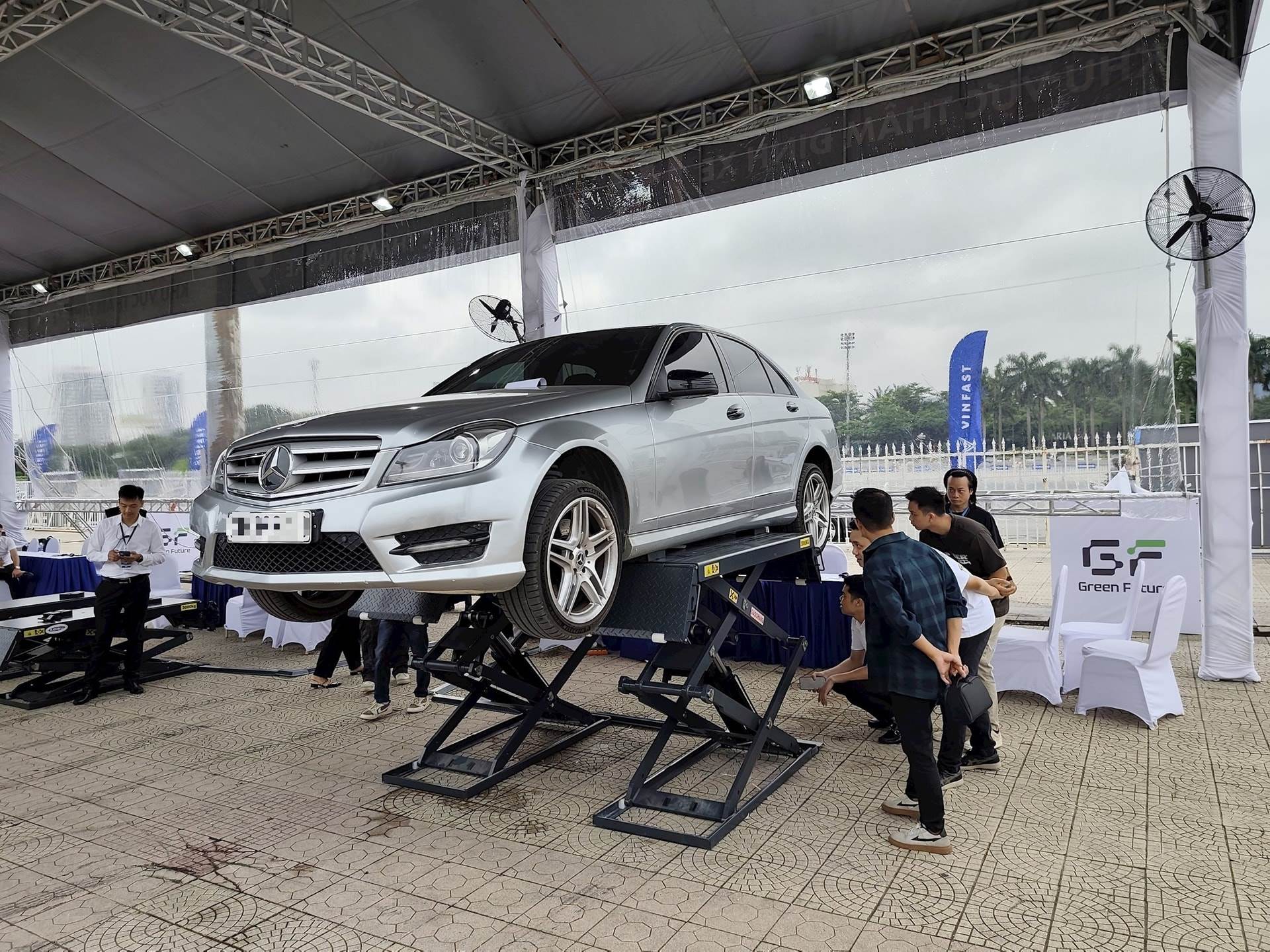 VinFast thu xe xăng đổi xe điện, có người mang Mercedes AMG đến