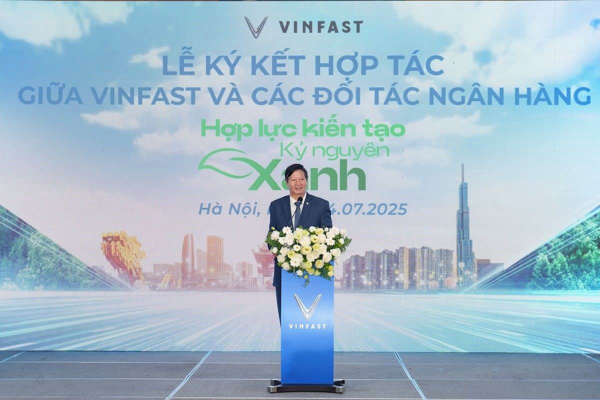 Người mua ô tô VinFast đăng ký biển Hà Nội sắp nhận loạt ưu đãi từ Vingroup và 12 đối tác tài chính