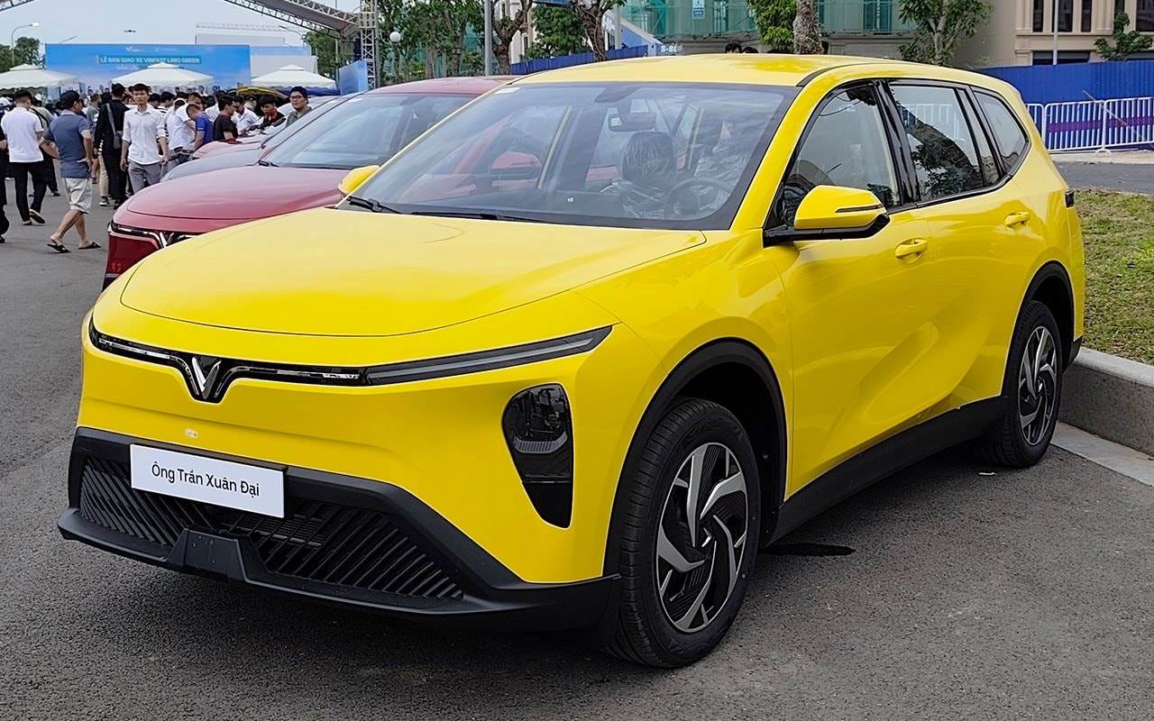Kiểm chứng hàng ghế ‘ngồi xổm’ trên VinFast Limo Green: Người cao 1,75 mét ngồi vừa không?