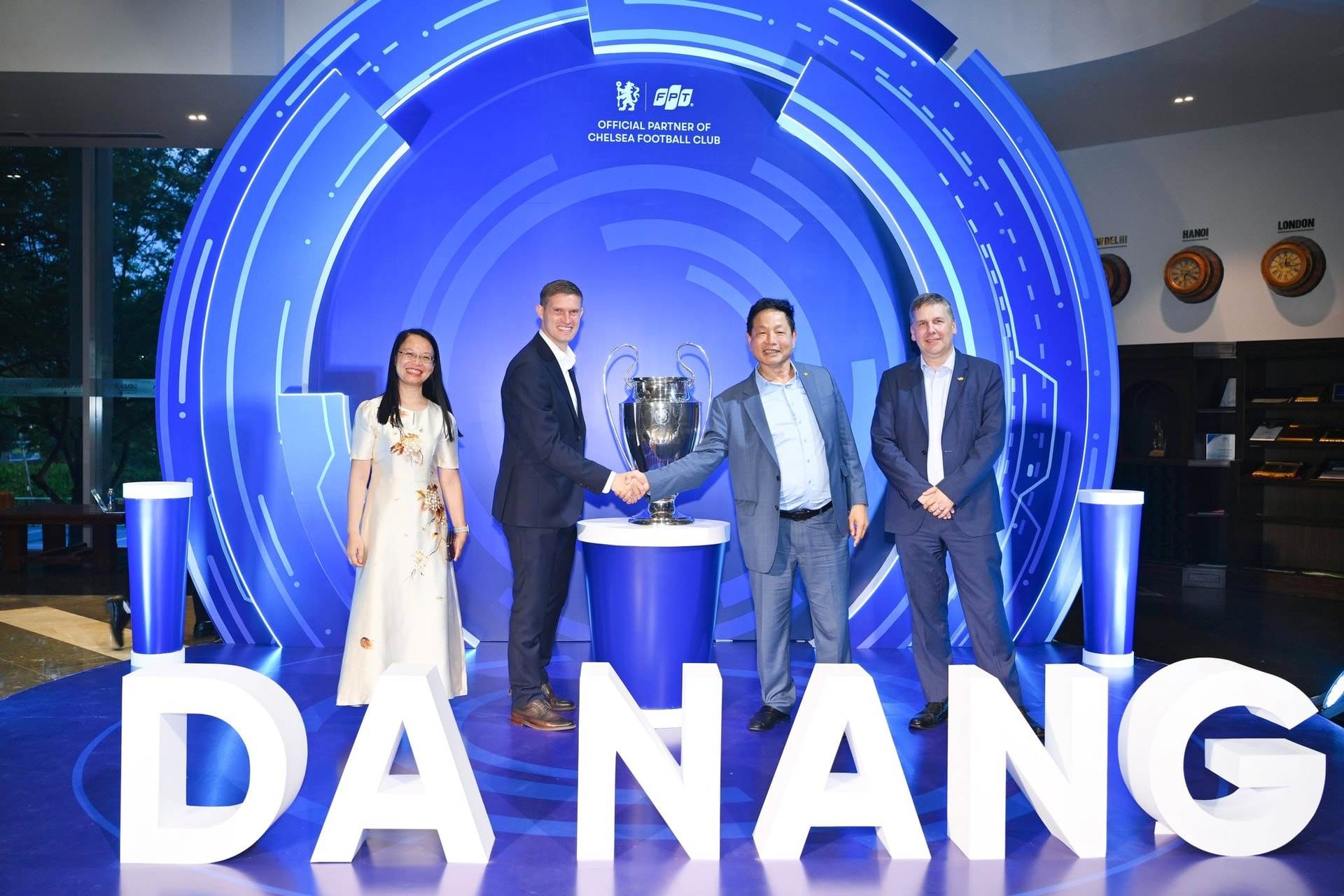 Chủ tịch FPT Trương Gia Bình đích thân đón chiếc cúp danh giá nhất Châu Âu đến Đà Nẵng