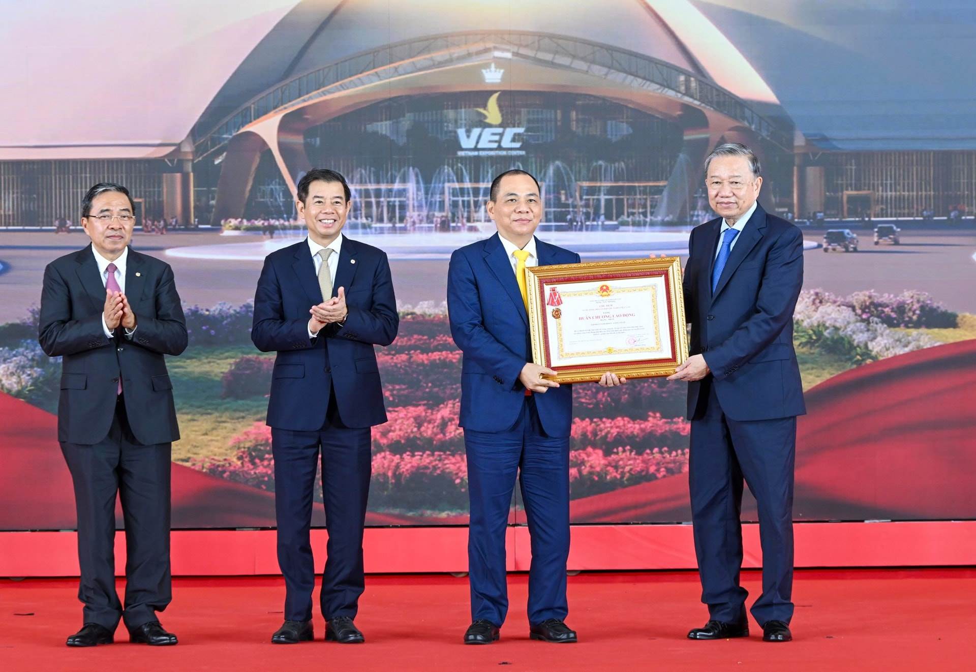 Tổng bí thư Tô Lâm trao Huân chương Lao động hạng Nhất cho Vingroup, ông Phạm Nhật Vượng vinh dự đón nhận