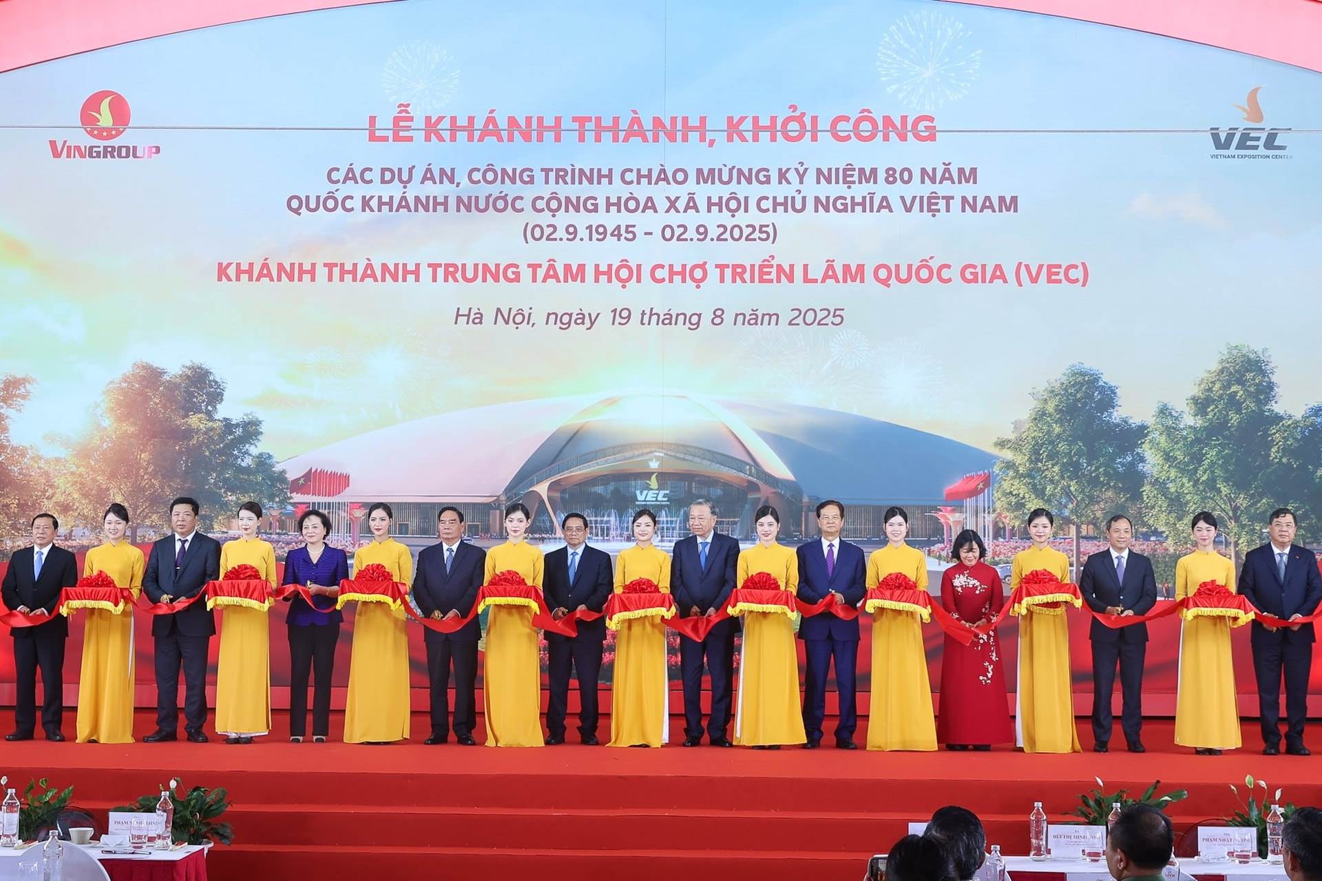 4 tỷ phú đô la Nguyễn Thị Phương Thảo, Phạm Nhật Vượng, Trần Đình Long, Hồ Hùng Anh cùng ”phất cờ” khởi động các “quả đấm thép” dọc miền đất nước