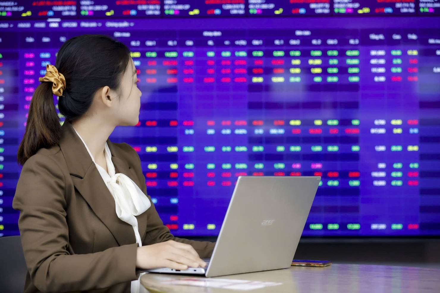 VN-Index sau đỉnh đầu cơ: Trở về giá trị cơ bản