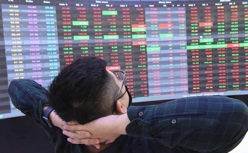 Chạm đỉnh lịch sử rồi lao dốc hơn 70 điểm, VN-Index bao giờ ngừng “rơi”?