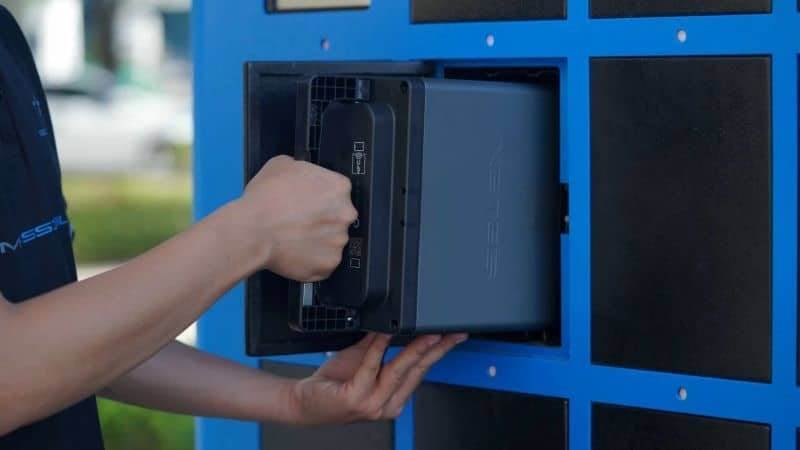 Chuyện gì đây: Hàng trăm cửa hàng FPT Shop “biến” thành trạm sạc ô tô điện, tủ đổi pin xe máy điện