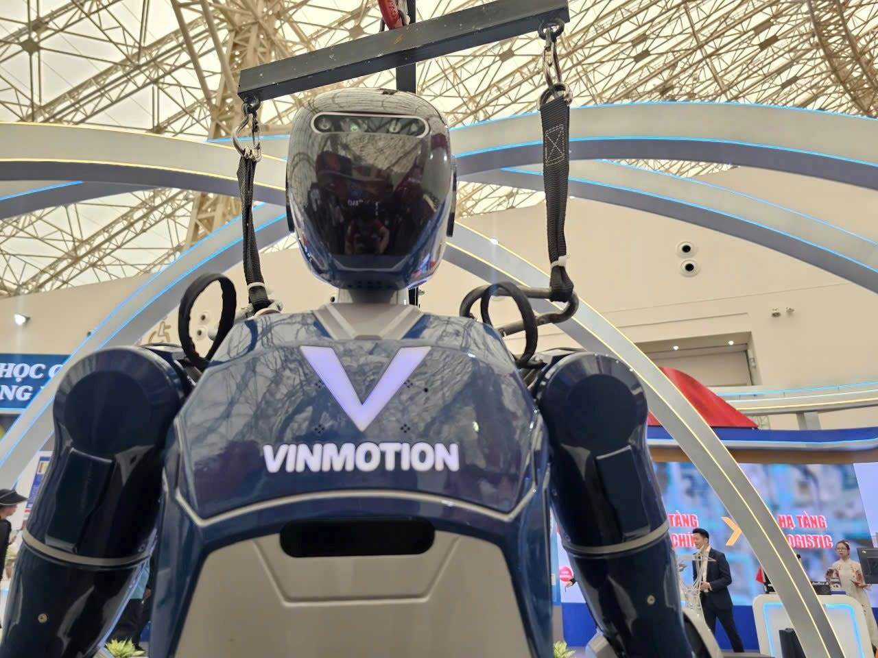 Robot hình người “Made in Vietnam” của tỷ phú Phạm Nhật Vượng làm 1 việc bất ngờ tại công trình top 10 TG