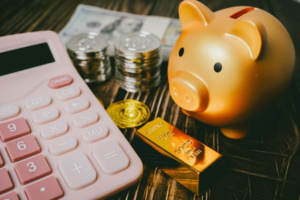 Có 30 triệu nên gửi tiết kiệm hay mua vàng?