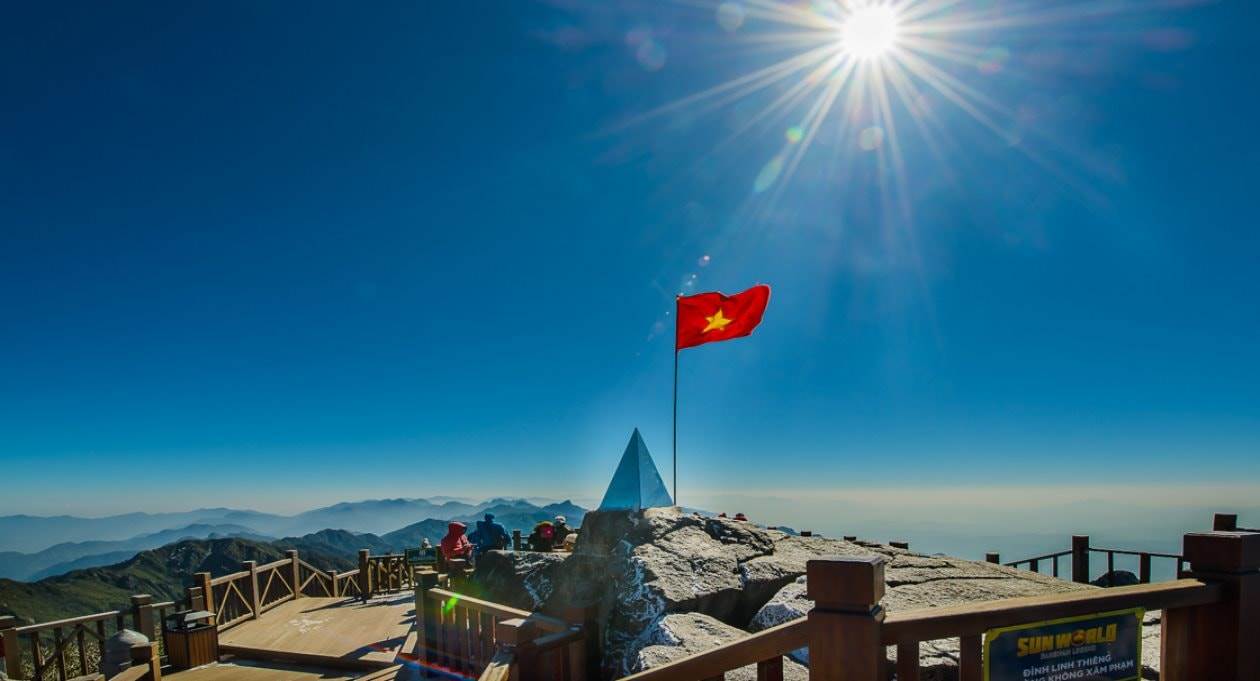 “Vượt nắng, thắng mưa”, chứng khoán Việt Nam lập đỉnh mới, VN-Index tiến sát mốc 1.700 điểm