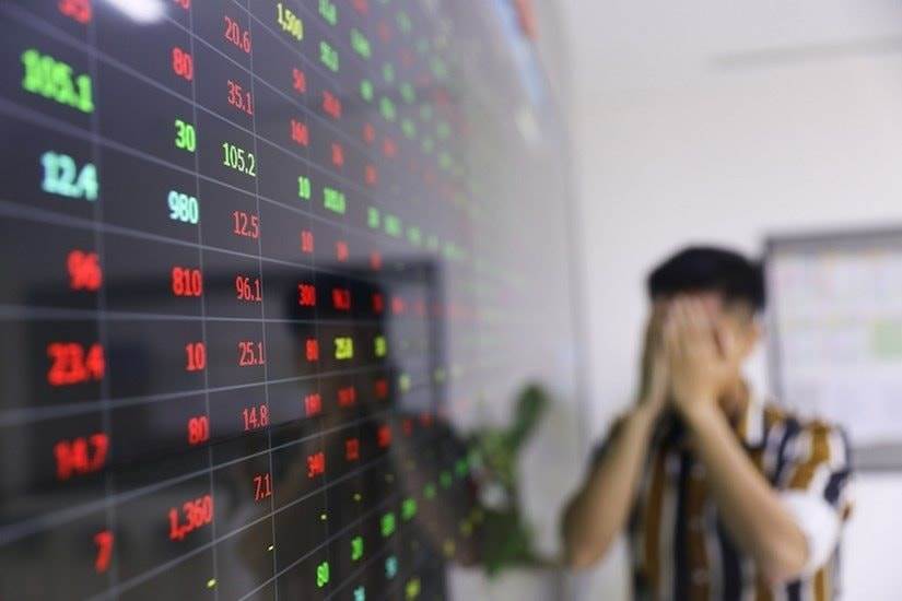 Chứng khoán tuần qua: Nhà đầu tư “chốt lời” ồ ạt phiên cuối tuần, một cổ phiếu ngân hàng bị khối ngoại “xả” đột biến