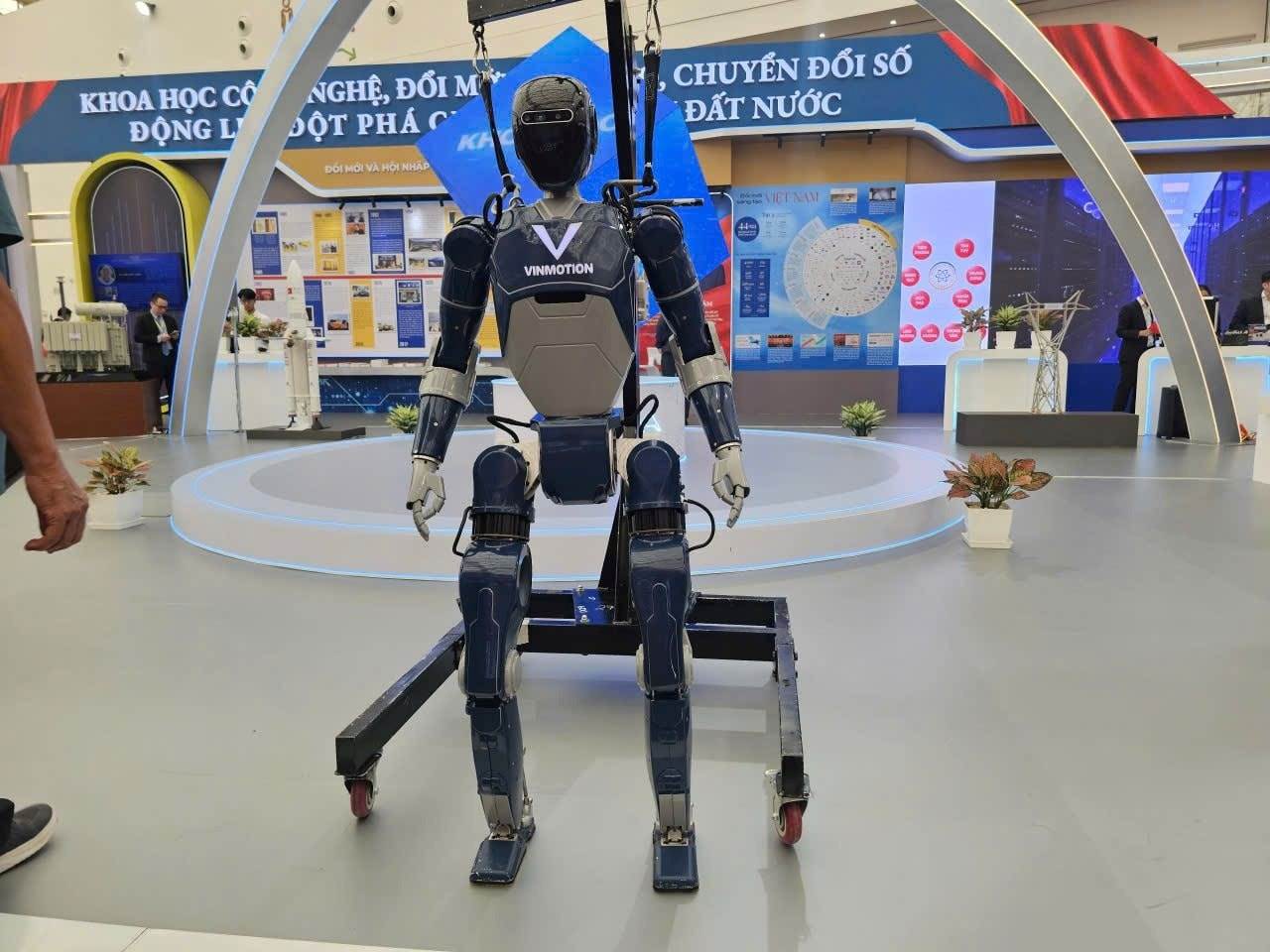 Lần đầu tiên xuất hiện robot do Nhà máy thủy điện lớn nhất Đông Nam Á của Việt Nam tự chế tạo, đang phát triển robot dạng chó, robot hình người