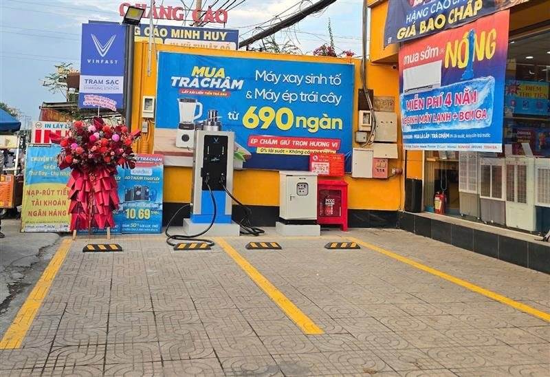 Tỷ phú Phạm Nhật Vượng “bắt tay” ông Nguyễn Đức Tài triển khai hơn 2.000 trạm sạc, điểm đổi pin VinFast tại cửa hàng Thế Giới Di Động