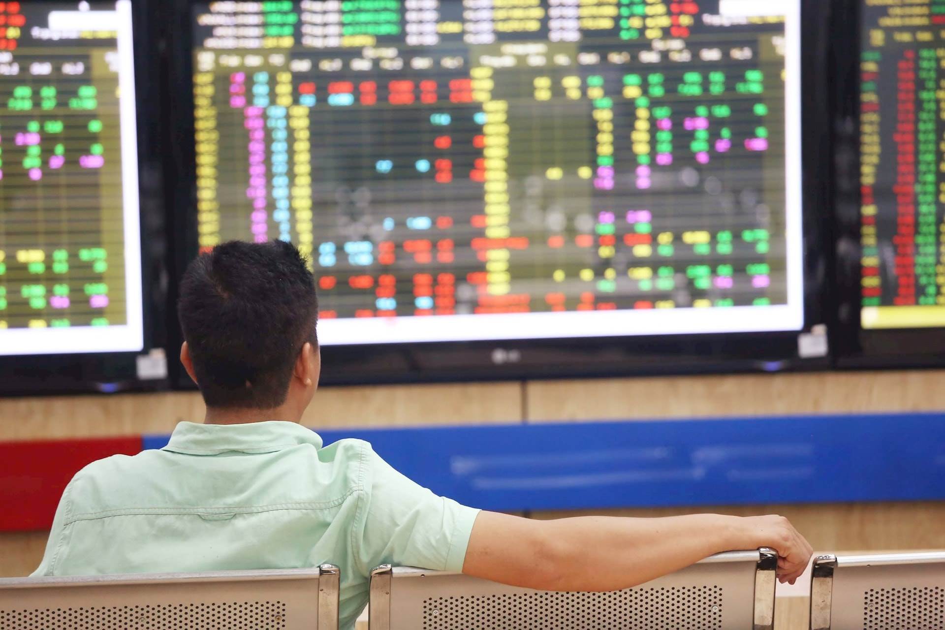 VN-Index vẫn thuận lợi trong trung hạn, song cần lưu ý các mốc hỗ trợ này