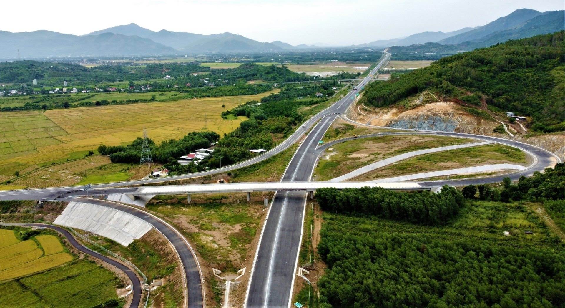 875.000 tỷ đồng đổ vào hạ tầng: Các siêu liên minh chia nhau bữa tiệc cao tốc lịch sử, một DN “ôm” lượng backlog gấp 3 lần doanh thu 2024