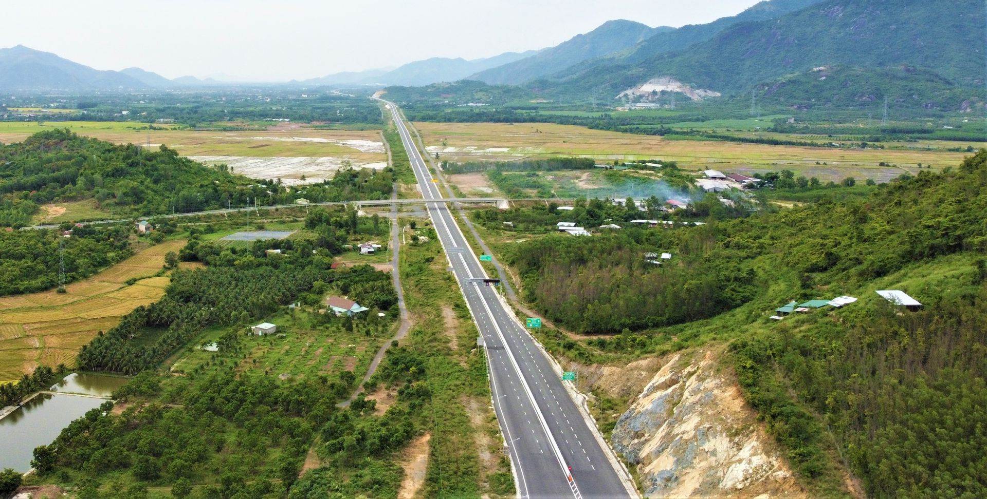 875.000 tỷ đồng đổ vào hạ tầng: Các siêu liên minh chia nhau bữa tiệc cao tốc lịch sử, một DN “ôm” lượng backlog gấp 3 lần doanh thu 2024