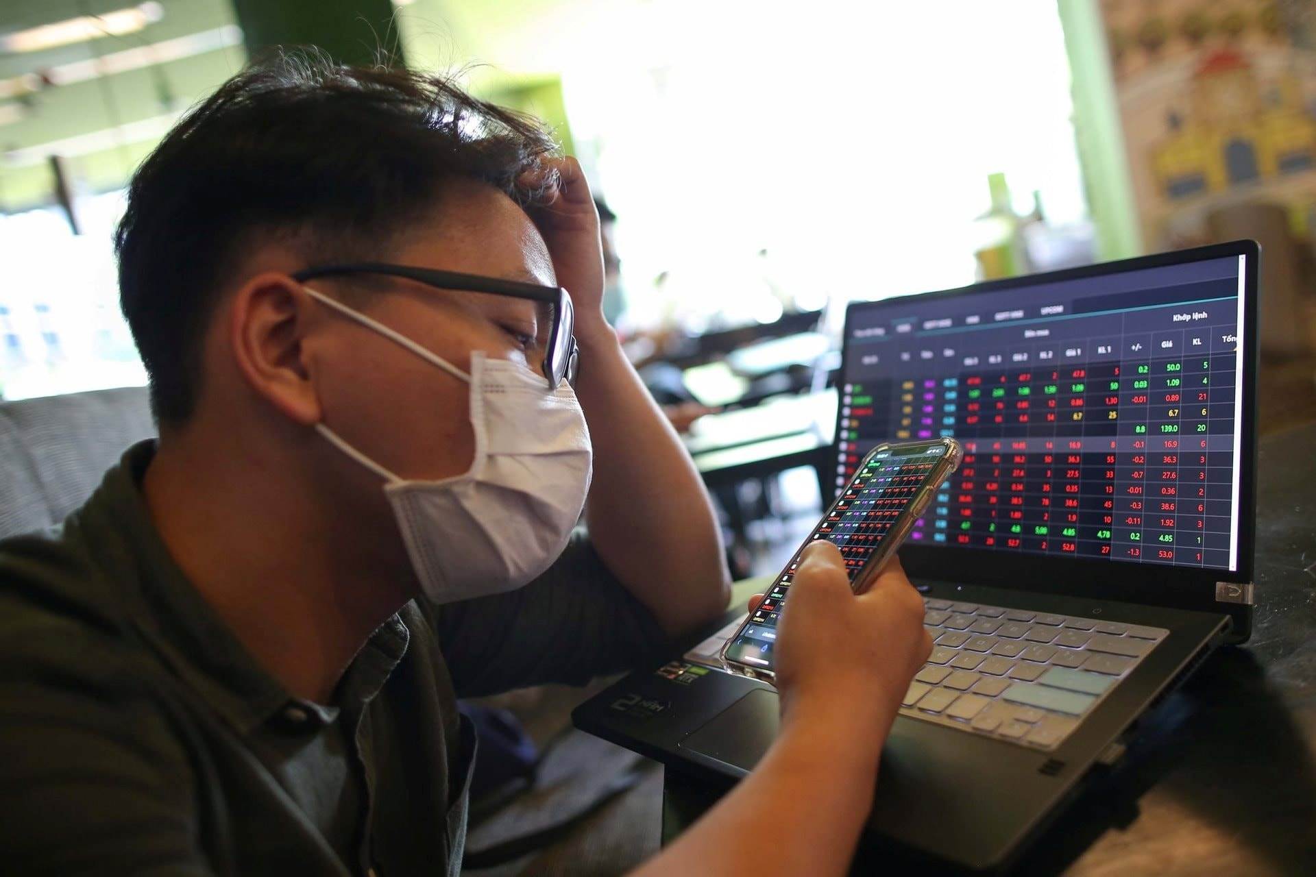 Cổ phiếu ngân hàng, chứng khoán bị “chốt lời” mạnh, VN-Index giảm hơn 5 điểm