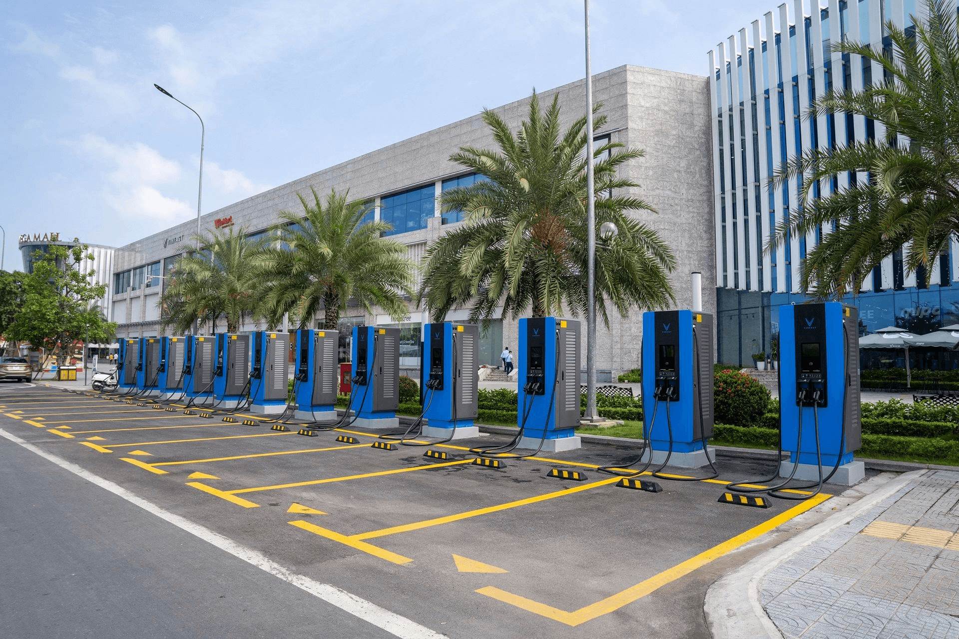 Công ty của tỷ phú Phạm Nhật Vượng bắt tay Viettel Post tham vọng phủ sóng 5.000 điểm sạc và giao nhận trên toàn quốc