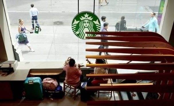 Từng có thời kỳ 2 cửa hàng nằm đối diện nhau trên một con phố, Starbucks nay phải đóng hàng trăm địa điểm: Khó khăn bủa vây ông lớn ngành cà phê