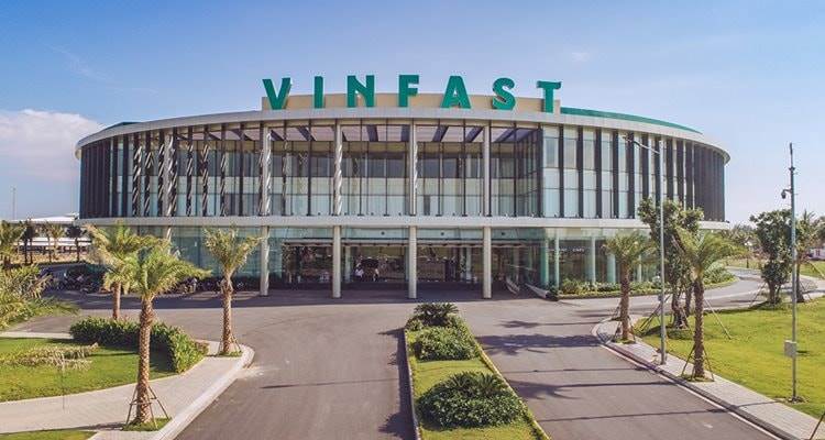 Lãnh đạo Thế giới di động thăm nhà máy VinFast, chuẩn bị “biến” chuỗi cửa hàng thành hàng nghìn trạm sạc và đổi pin xe điện
