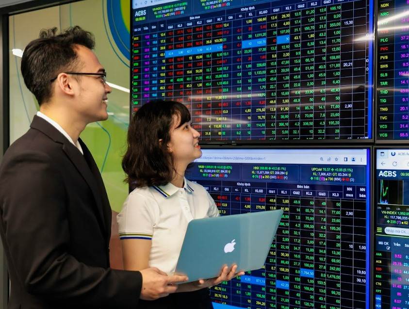 Doanh thu môi giới toàn ngành chứng khoán lập kỷ lục mới, VNDirect, TCBS, Mirae Asset ngược dòng thụt lùi sau 4 năm