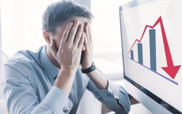 Điều gì khiến VN-Index bất ngờ bị “đánh úp” giảm 30 điểm vào cuối phiên?