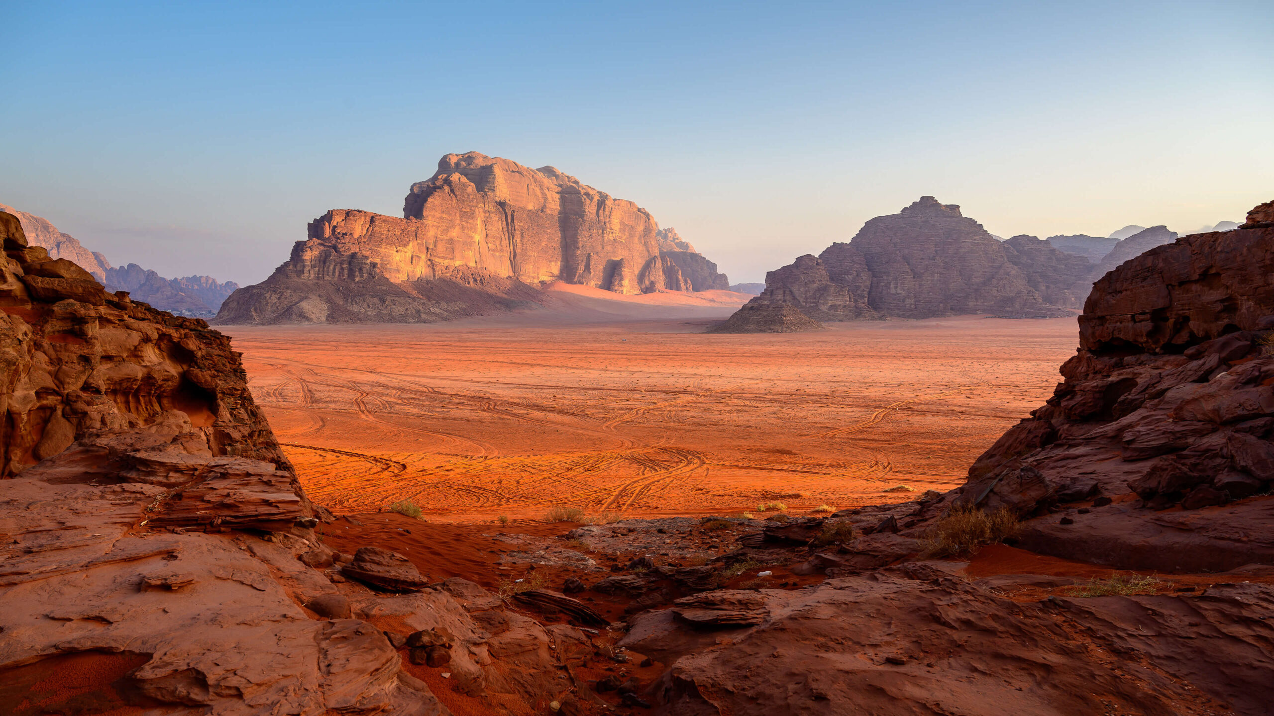 Mệnh Thổ hợp màu gì nhất? Bí quyết chọn màu sắc thu hút tài lộc & Đầu tư may mắn